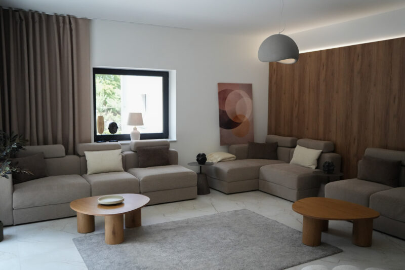 Salon z widokiem na schody